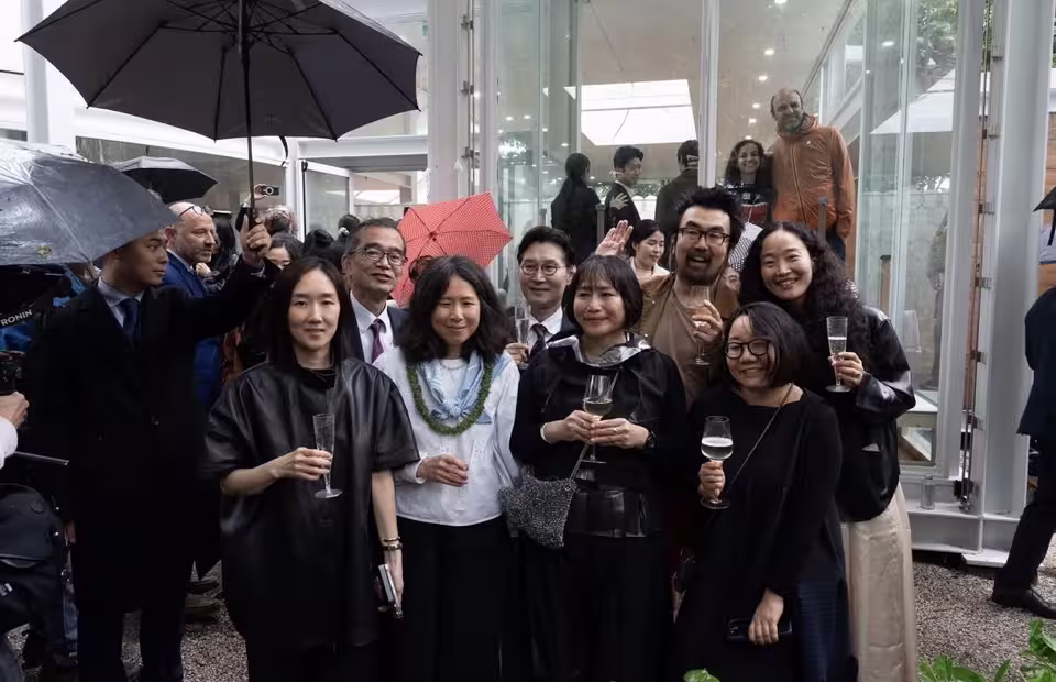 오픈식 날, 최고은 작가(좌측)가 최빛나 예술감독, 노혜리 작가, 그리고 펠로우들과 함께 한국관 앞에 섰다.