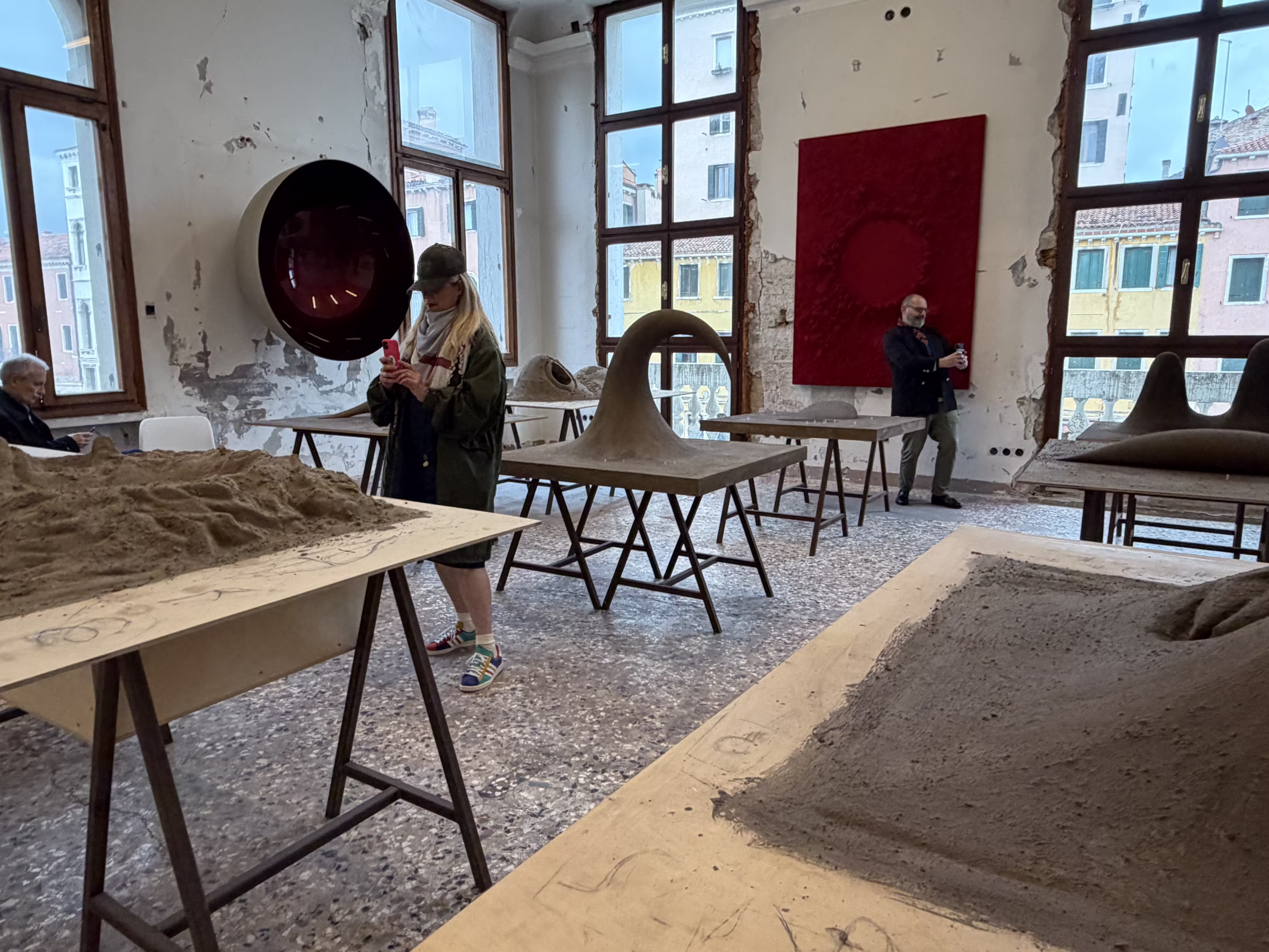베니스 팔라초 만프린(Palazzo Manfrin)에서 열린 아니쉬 카푸어 전시 전경. 관람객들이 설치 작품 사이를 거닐며 작품을 감상하고 있다.